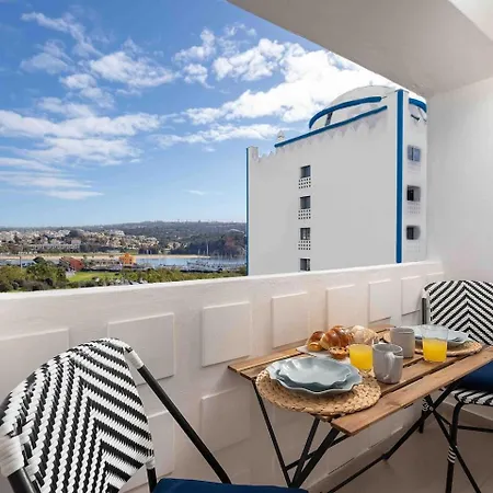 Marina View Apt Balcony & Beach On Doorstep *